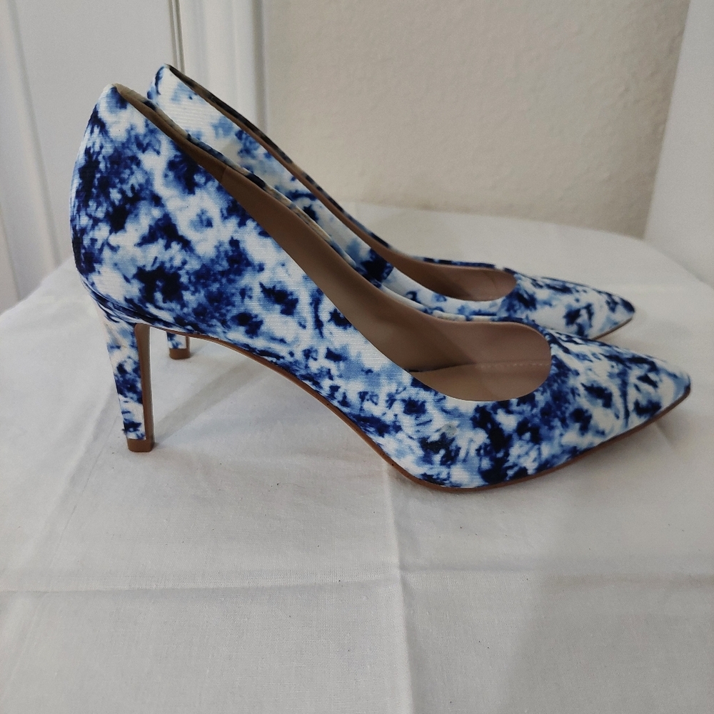 Kelly and Katie Blue and White Tye Dye Heels Size 5.5 - Picture 2 of 10